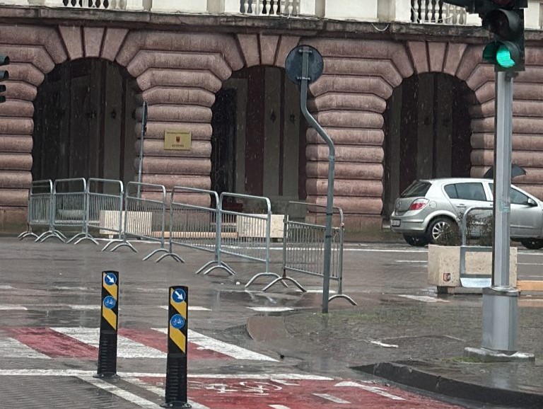 Sot protesta e opozitës: Kaos dhe trafik në Tiranë, policia bllokon rrugët që në mëngjes